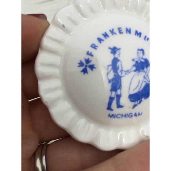Vintage 2” Frankenmuth Dutch Michigan magnet blue white German traditional - Picture 3 of 9